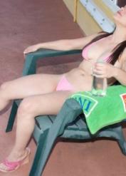 Amateur girl Laylah Diamond removes her bikini top while applying baby oil