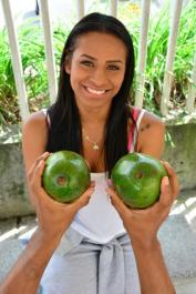 Amateur Latina Indira Uma stops at the local fruit market to buy some goods