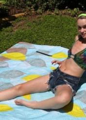 Blonde teen Khloe Kingsley displays her flexibility during vaginal insertions