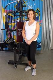 British woman Jamie Ray undresses & spreads her trimmed pussy in the gym