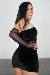 Curvy bombshell Linda Del Sol flaunts her big booty & spreads her shaved pussy