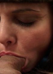Latina hottie Lola Del Valle gives a proper deepthroat blowjob