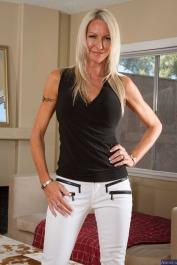 Magnetic Emma's cowgirl sex