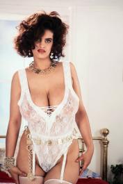 Solo model Nilli Willis squeezes her hooters together while showing her bush