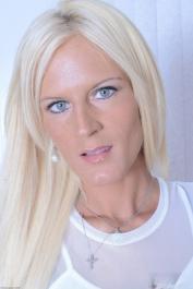 Stunning mature Olivia Blu flaunts her big natural tits and stretches her cunt