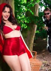 Threesome sex with a busty milf Amanda X and hot Valentina Nappi